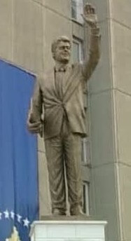 bill clinton donation statue bill clinton donation statue