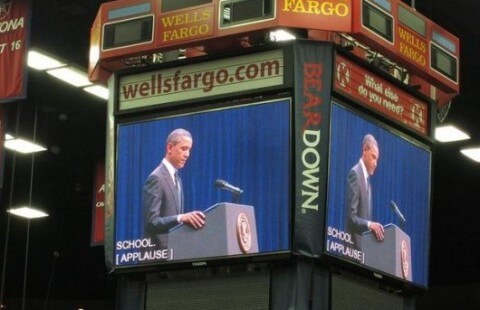 White House says it was surprised at the applause during Obama’s Tucson speech. Photo says otherwise.