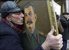 man-kissing-stalin-portrait