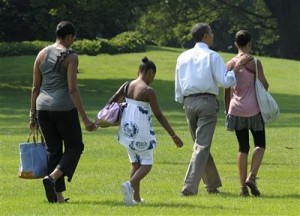 obama-walk-in-park obama-walk-in-park
