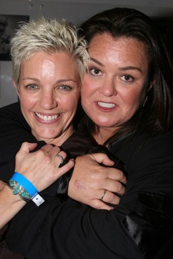 rosie-odonnell-kelli-carpenter Kelli Carpenter smiles for the camera as Rosie O'Donnell attempts to strangle her